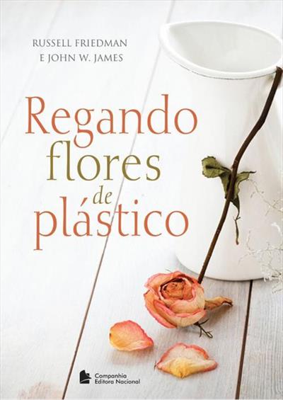 REGANDO FLORES DE PLASTICO